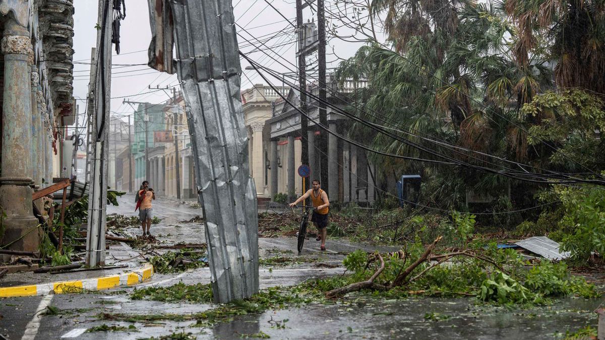 El huracán Ian atravesó elmartes pasado el oeste de Cuba con fuertes lluvias y vientos lo que generódaños en líneas eléctricas y voladura de techos