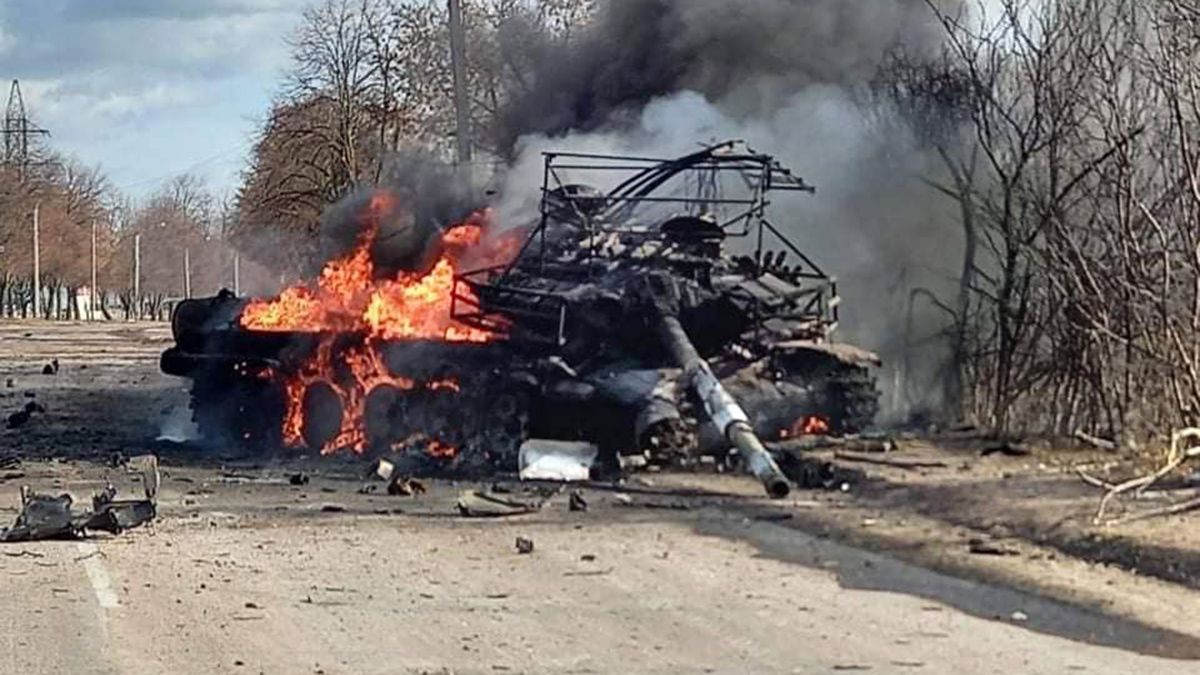 Un tanque arde en llamas en cercanías de la capital ucraniana.