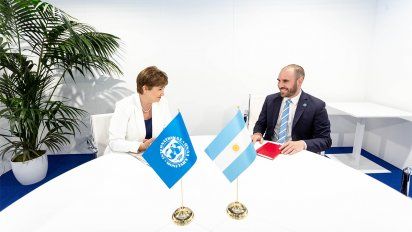 Argentina recibe USD 4.355 millones del FMI para fortalecer reservas