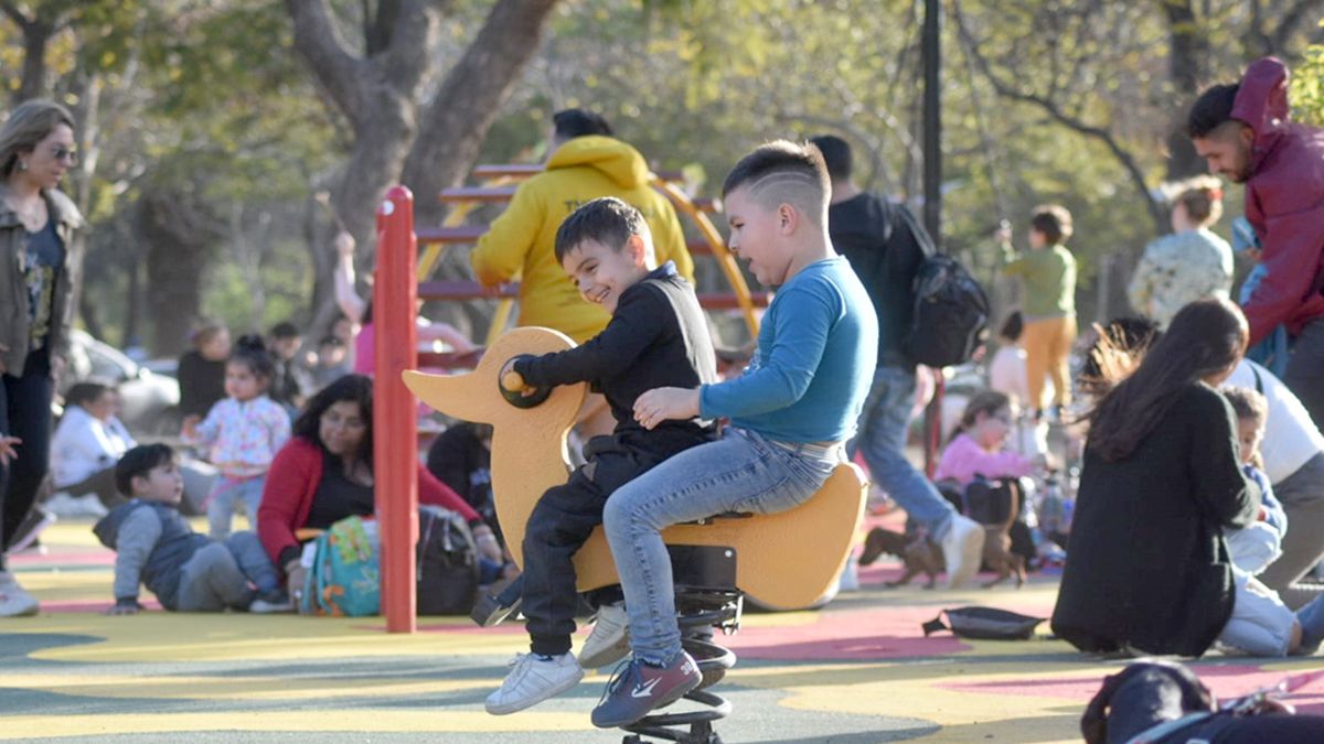 Los chicos ya disfrutan del nuevo espacio de juegos en el Parque Sarmiento de Córdoba.