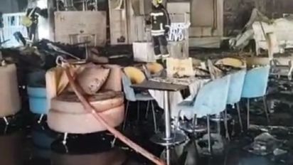 Voraz incendio en un bar: dos bomberos heridos e importantes pérdidas materiales