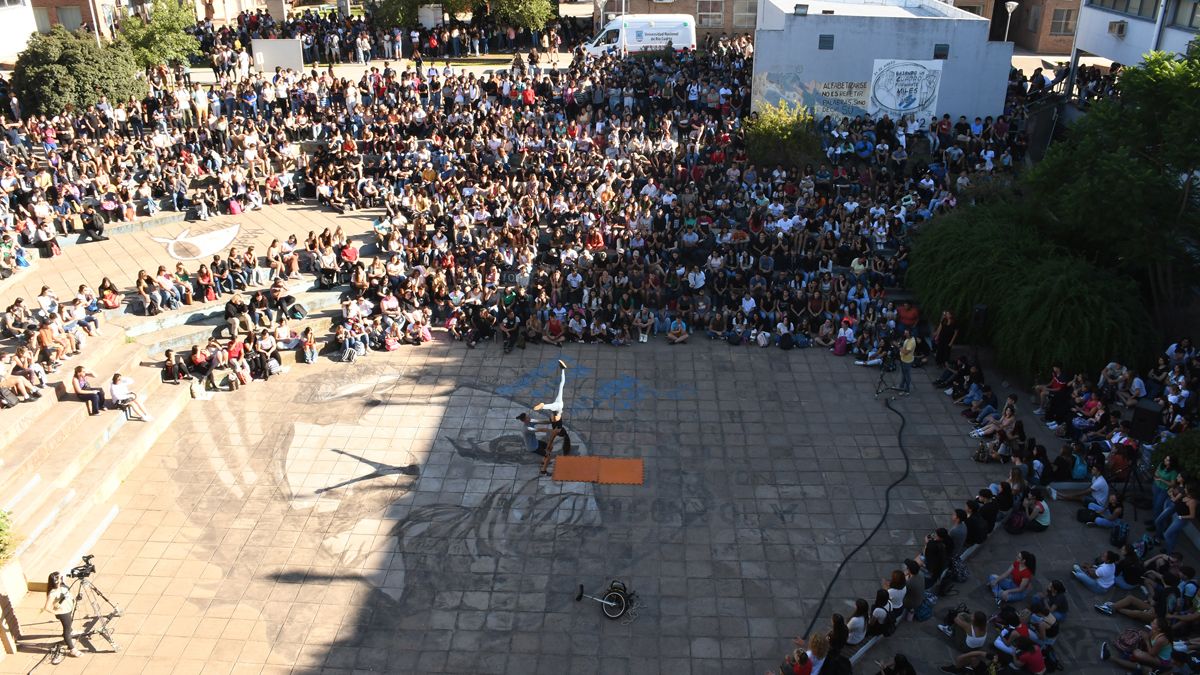 El anfiteatro San Martín estuvo lleno de chicos durante el acto que se realizó en la mañana de ayer. 