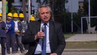 Fernández entregó viviendas y criticó el