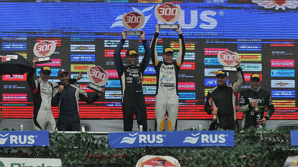 El podio de la Clase 2 con el cordobés Franco Nazzi, acompañado de Nicolás Posco, mostrando el trofeo del ganador