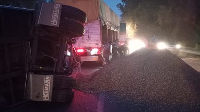 Las Higueras: volcó un acoplado cargado con 25 mil kilos de maní 