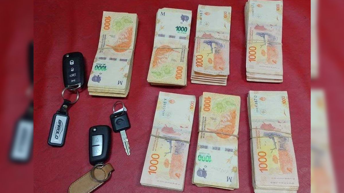 Las llaves de automóviles y parte del dinero secuestrado por la Policía.  