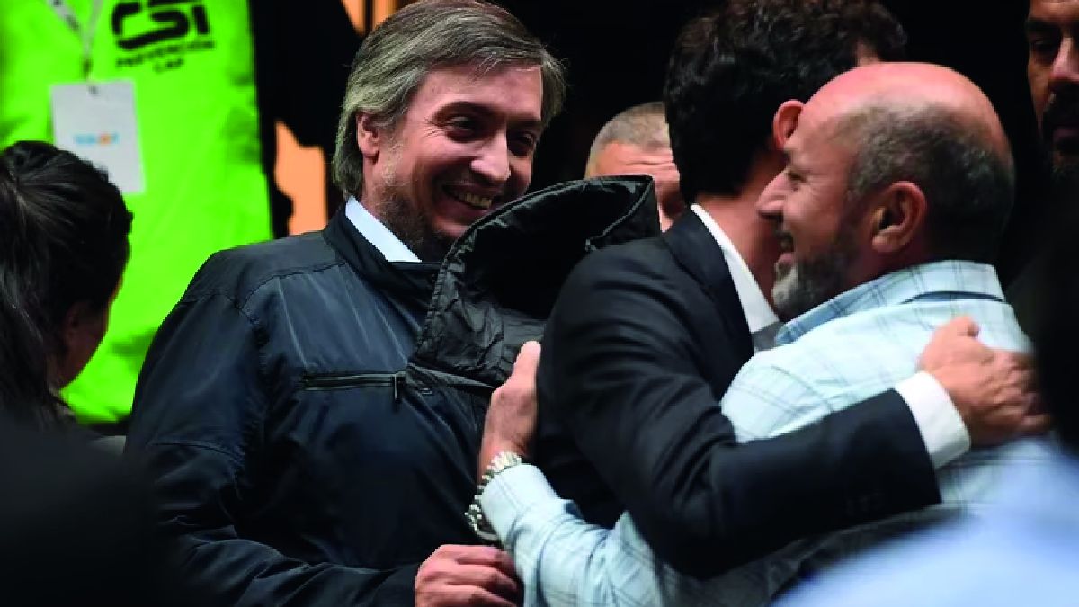 Máximo Kirchner llegó a la reunión oficialista junto a Wado de Pedro.
