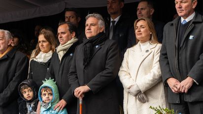 Masivo y colorido desfile patrio por los 214 años de la Revolución de Mayo