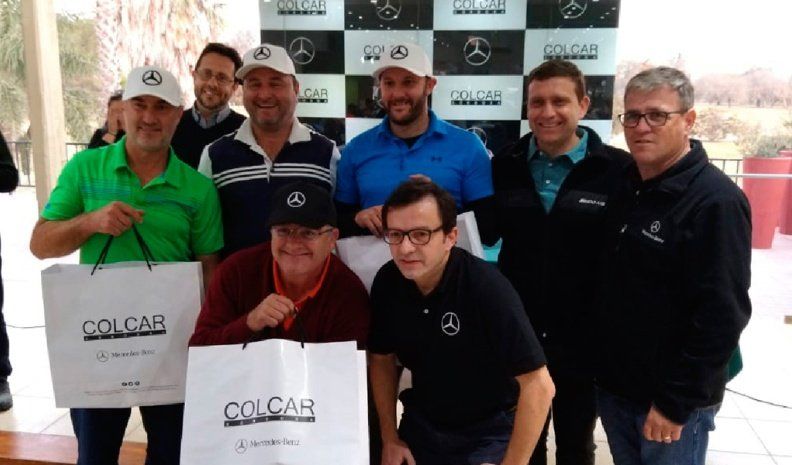 Encuentro de vencedores en un hoyo 19 con mucho color y sabor producto de los importantes premios y un exquisito cocktail para agasajar al centenar de jugadores. En la fotografía inferior, una gran puesta en escena con mucho marketing por parte de Colcar