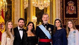Curiosamente el rey Felipe VI esquivó una imagen con Milei, pero juntó a toda la familia para la foto con Messi.