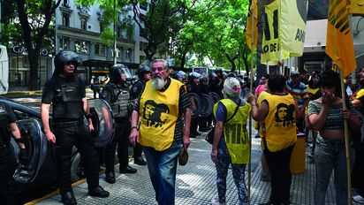 La primera protesta contra Milei fue encabezada por Raúl Castells
