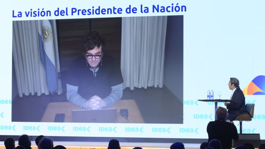 Milei se conectó por zoom desde París, Francia, donde encabeza el Argentina week.