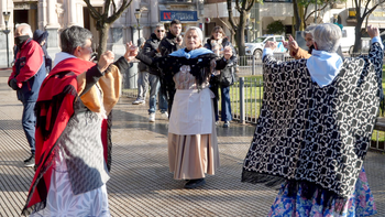 Con danzas, escarapelas y tortas fritas, Río Cuarto comenzó a celebrar el 25