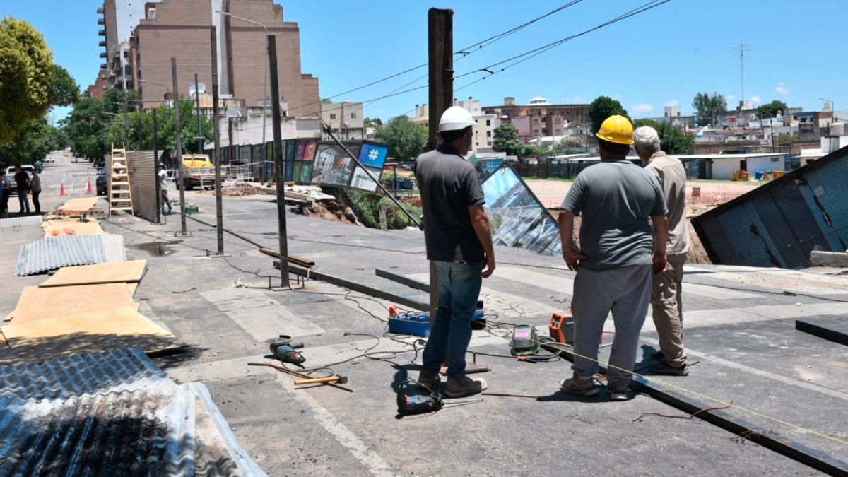 Un sector de la avenida Vélez Sarsfield colapsó ante la cantidad de agua caída.