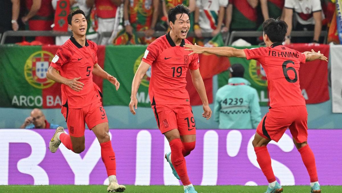 El coreano Hwang Hee-Chang festeja su gol ante Portugal que puso el 2-1 y le dió el pase a octavos en Qatar