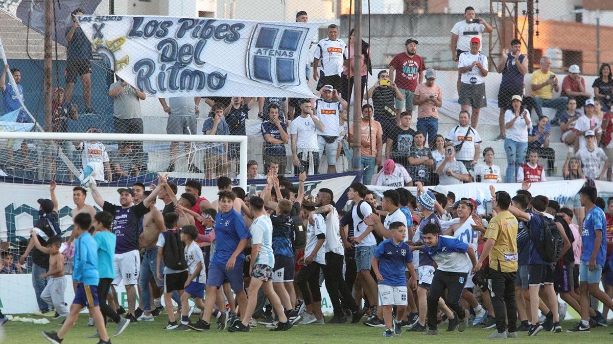 Los jugadores festejaron con su gente en el estadio 9 de Julio.