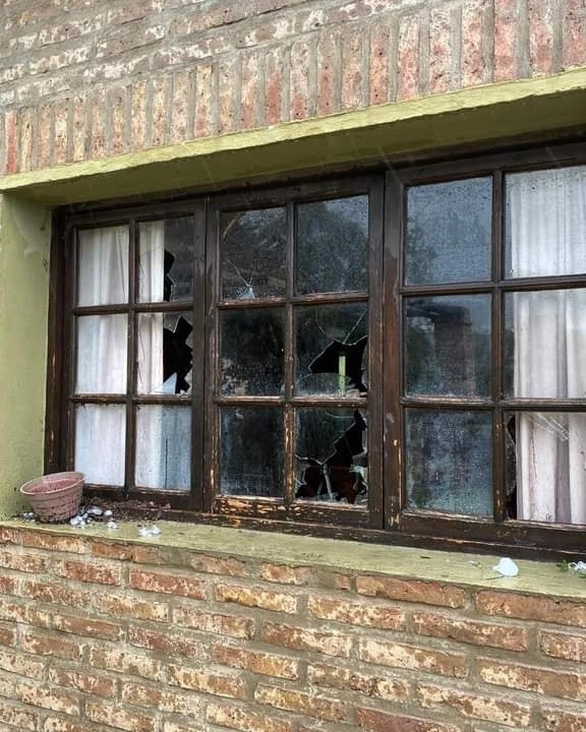 La fuerte tormenta provocó daños en vidrios de varias viviendas de Berrotarán.
