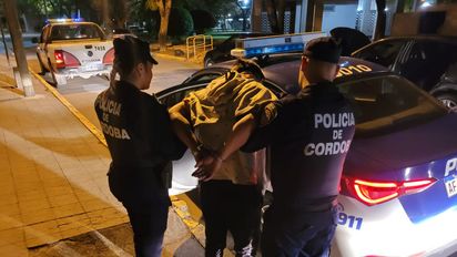 A bordo de una camioneta robada, escaparon raudamente de la policía