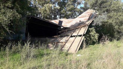 Evacuaron a dos familias por el derrumbe de un galpón en Huinca