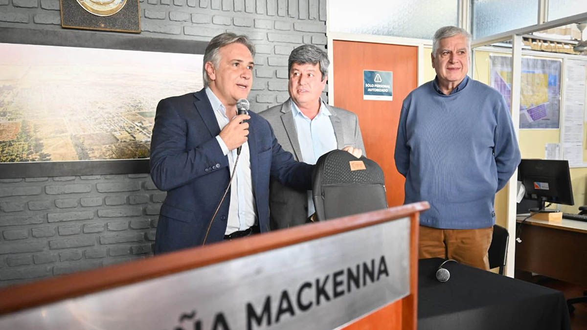 Llaryora junto al intendente Casari y al diputado Gutiérrez. Mackenna se sumó a la Red Iberoamericana de Gobiernos y Ciudades Circulares.