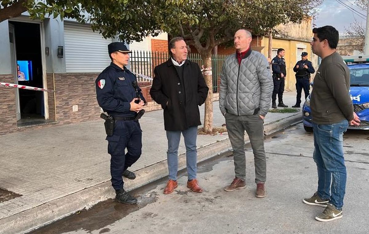 Autoridades de la Fiscalía de Instrucción del Tercer Turno y de la Policía de Córdoba afuera de la vivienda de la víctima.