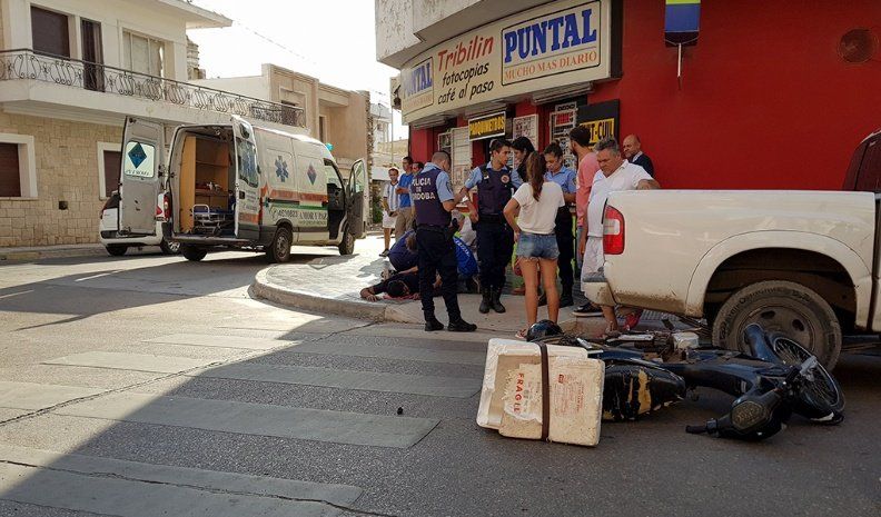 El motociclista sufrió una fractura en el pie izquierdo.