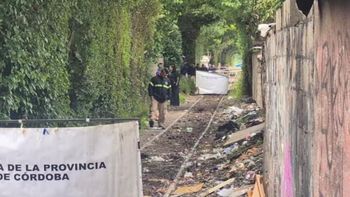 Un policía que iba en moto murió tras ser embestido por un tren en Córdoba