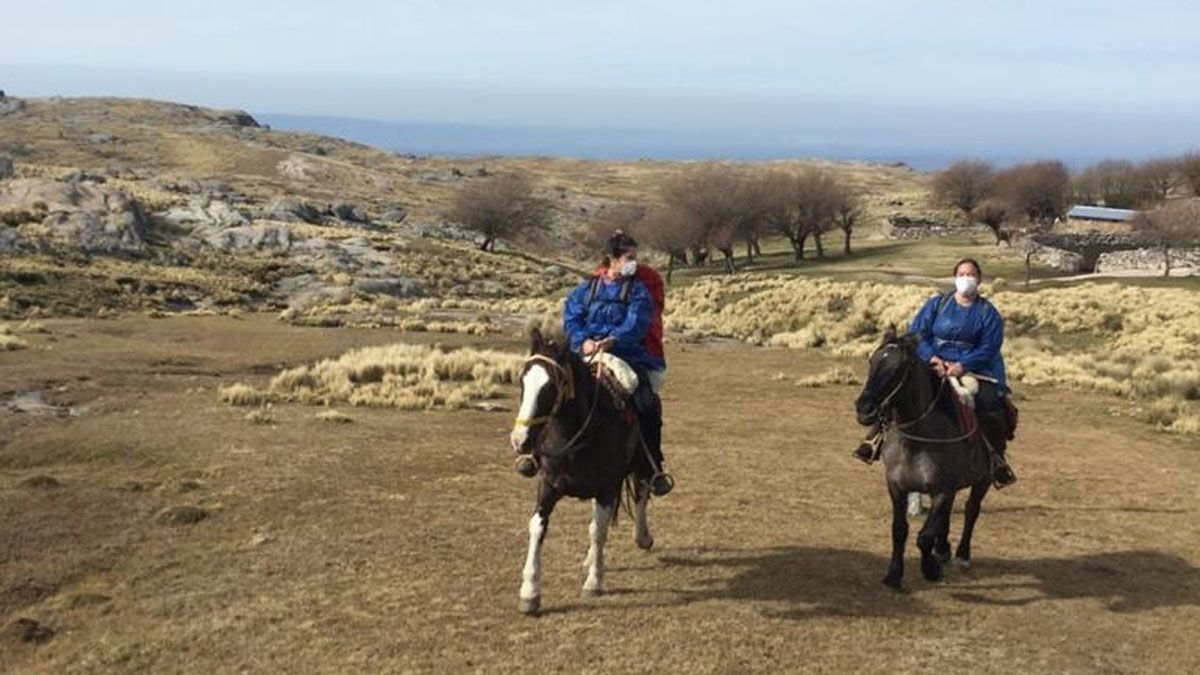 Una enfermera y la titular del Área Social de La Cumbrecita