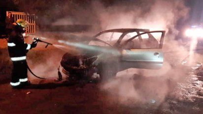 Ardió un auto camino a Tres Acequias