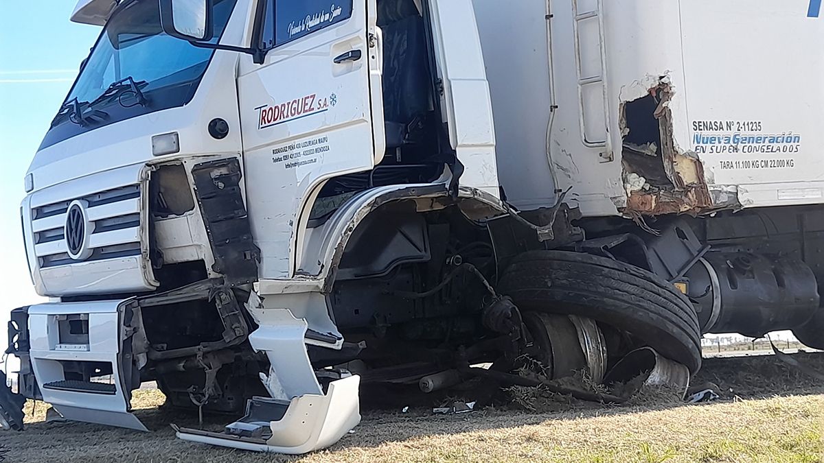 El camión involucrado en el choque registró importantes daños en el sector delantero