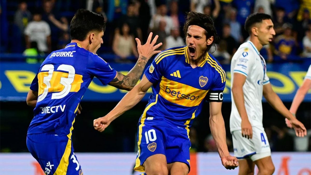 Edinson Cavani festeja su gol ante el equipo mendocino en la Bombonera.