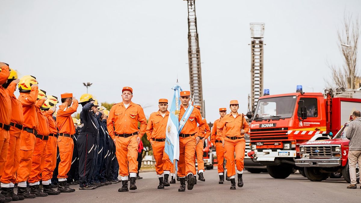 Se llevó a cabo una ceremonia en honor al cuerpo de bomberos local en el parque del Centro Cívico del Bicentenario. Foto: Sociedad de Bomberos Voluntarios de Río Cuarto