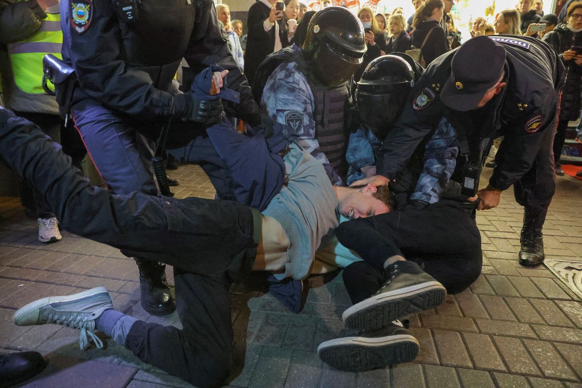 La policía detiene a manifestantes en Moscú.