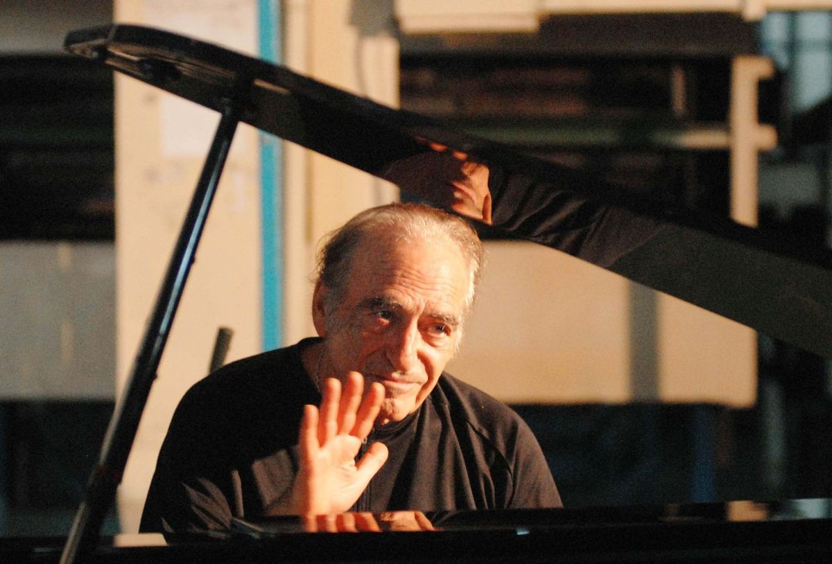 Miguel Angel Estrella falleció ayer en Francia.