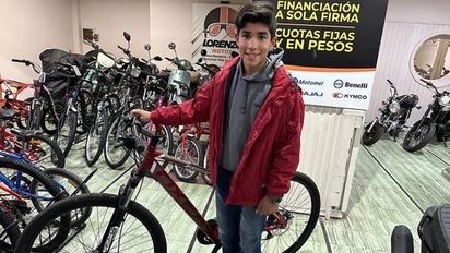 Lautaro necesitaba una bici para ir a la escuela y un comerciante se la regaló: