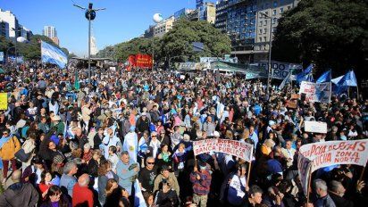 Una multitud protesta contra el Gobierno en el Obelisco