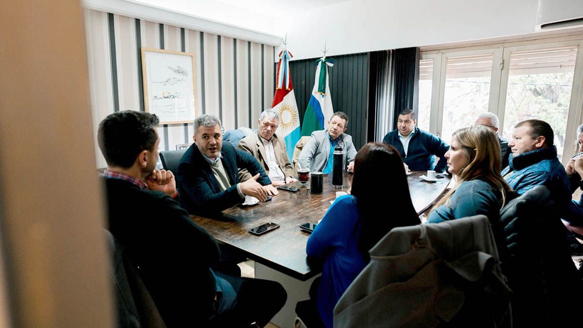 Oberto y la comisión directiva del gremio, durante la reunión con los bloques del Concejo.