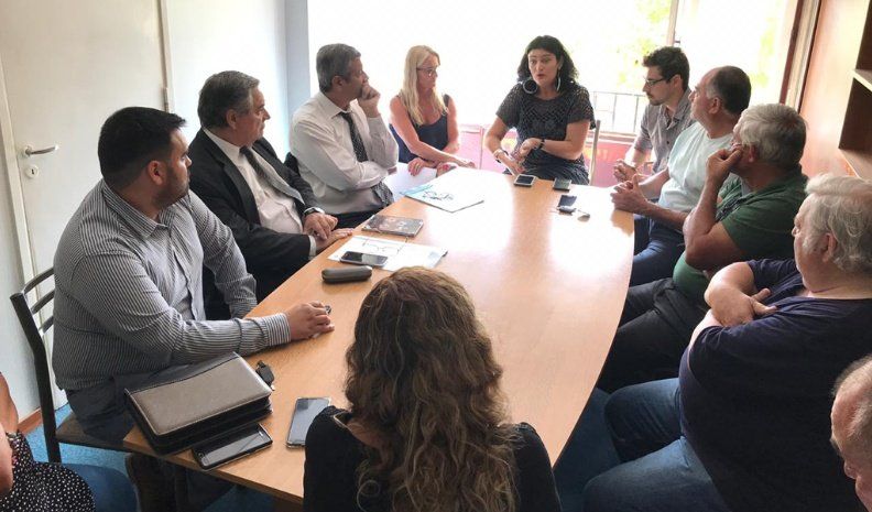 De la reunión participaron representantes de Epec, vecinalistas de los barrios perjudicados por los cortes, el director de los centros vecinales y la defensora del Pueblo.