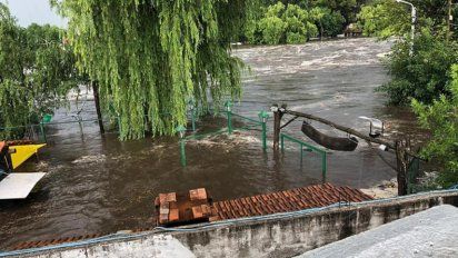 Tras la caída de 100 milímetros, desbordó el río Mina Clavero