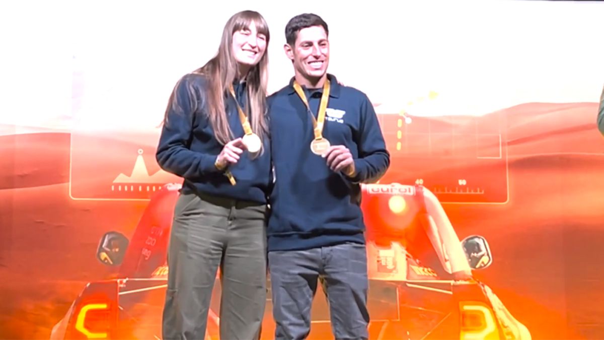 Nicolás Cavigliasso y Valentina Pertegarini con sendas medallas que los certifica como ganadores de la novena etapa del Dakar 2024