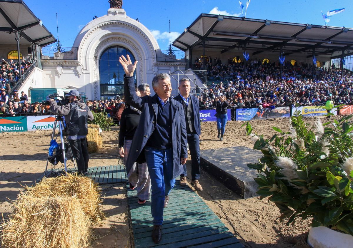 El expresidente Mauricio Macri fue uno de los dirigentes de la oposición que visitó la muestra de la Rural.
