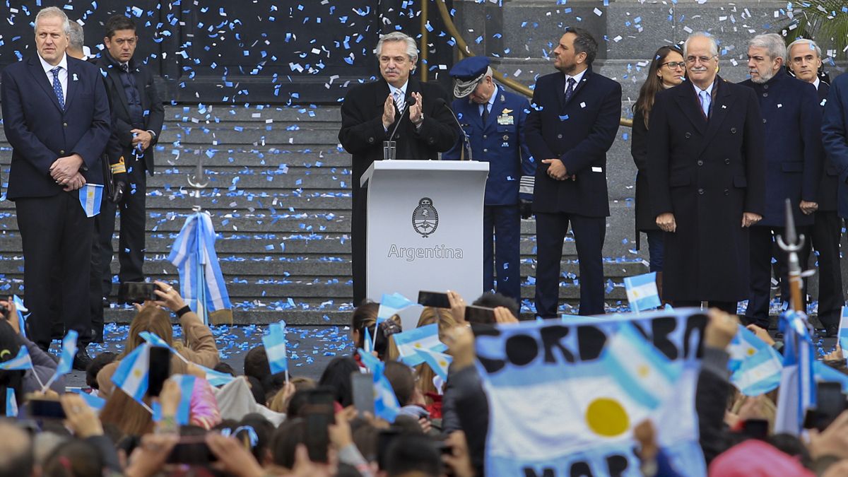 El presidente Alberto Fernández encabezó el acto central por el Día de la Bandera  junto a ministros y funcionarios  en el Centro Cultural Kirchner.