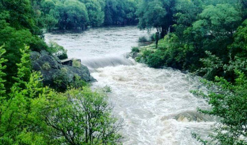 El río Barrancas creció dos metros y medio