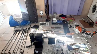 Allanan una casa y recuperan desde un fusil hasta palos de golf