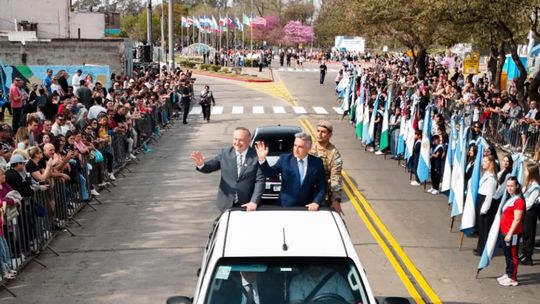 Más de 40 mil personas participaron del desfile por el 159° aniversario de Villa María.