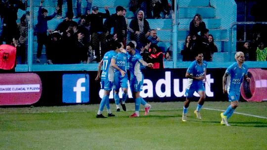 El festejo de gol de Gabriel Alanís que sobre el final le dio el triunfo a Estudiantes. Foto: Andrés Oviedo El festejo de gol de Gabriel Alanís que sobre el final le dio el triunfo a Estudiantes. Foto: Andrés Oviedo