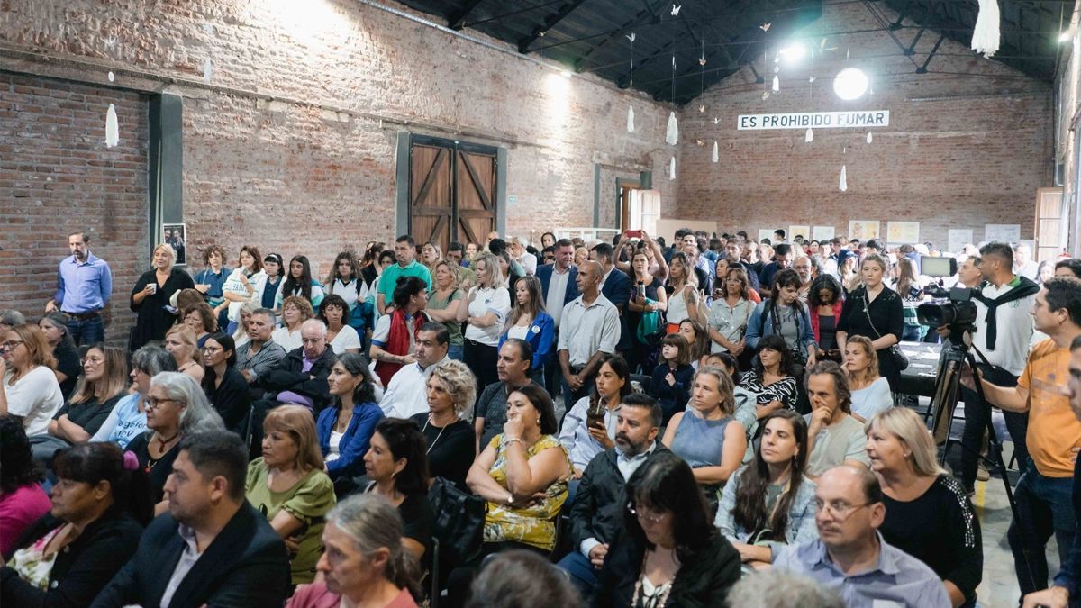 el intendente Juan Manuel Llamosas puso en marcha formalmente la Semana de la Memoria durante un acto en el Galpón Blanco del Centro Cultural Andino.