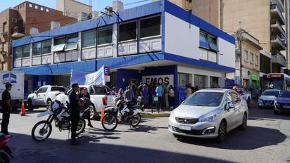 Protesta y asamblea de trabajadores de Obras Sanitarias en el EMOS