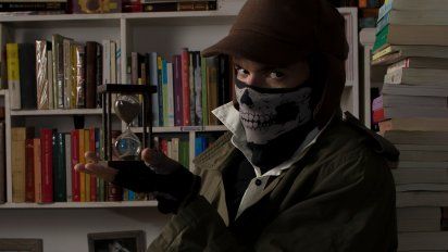 La máscara del librero que esconde al artista