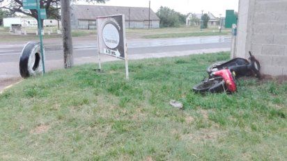Por esquivar a un camión en ruta 158, un motociclista impactó contra un paredón
